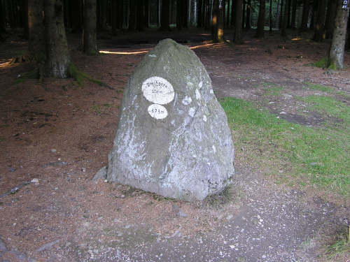 Der Dreiherrenstein. Dort treffen (trafen) die Grenzen vom Kurfürstentum Köln, der Grafschaft Nassau und der Grafschaft Wittgenstein aufeinander.